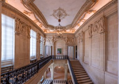 Paris, Fransa - 06 14 2025: Ulusal Picasso Müzesi. Mermer merdivenleri ve metal korkulukları olan büyük bir merdiven.