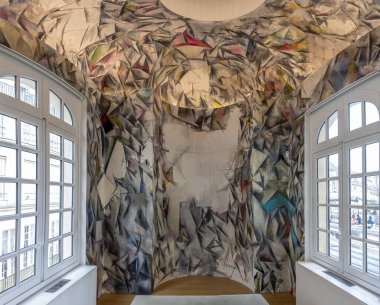 Paris, Fransa - 06 14 2025: Ulusal Picasso Müzesi. Pablo Picasso tarafından yapılan şapelin içinde panoramik manzara