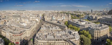 Paris, Fransa - 06 28 2025: Paris Belediyesi ve Doğu Paris 'in panoramik manzarası Saint-Jacques Kulesi' nin çatısından arkası ve öndeki heykeller
