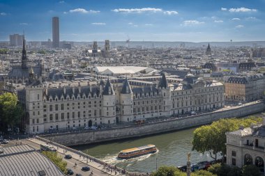 Paris, Fransa - 06 28 2025: Ile de la Cite 'nin panoramik manzarası, Seine nehri, La Conciergerie ve Saint-Jacques Kulesi' nin çatısından Batı Paris mahallesi