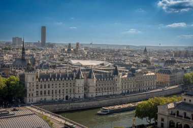 Paris, Fransa - 06 28 2025: Ile de la Cite 'nin panoramik manzarası, Seine nehri, La Conciergerie ve Saint-Jacques Kulesi' nin çatısından Batı Paris mahallesi