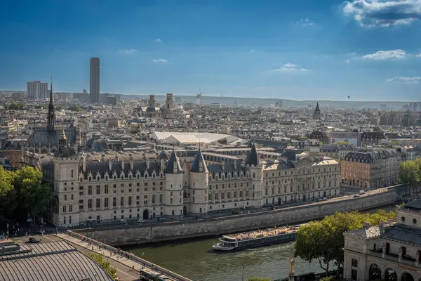 Paris, Fransa - 06 28 2025: Ile de la Cite 'nin panoramik manzarası, Seine nehri, La Conciergerie ve Saint-Jacques Kulesi' nin çatısından Batı Paris mahallesi