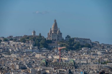 Paris, Fransa - 07 01 01 2025: Montmartre ilçesinin panoramik manzarası, Saint-Jacques Kulesi 'nin çatısından Sacre-Coeur meydanı