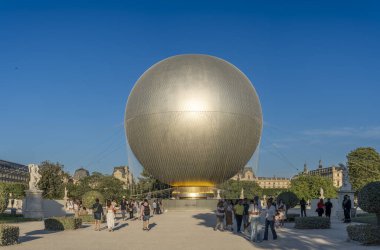 Paris, Fransa - 07 03 2025: Olimpiyat kazanının panoramik manzarası, Tuileries bahçesindeki turist ve heykellerle dolu büyük yuvarlak havzaya yerleştirildi