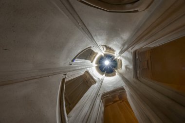 Paris, Fransa - 07: 12 2025: Hotel Gaillard 'daki sarmal kuyu merdiveninin alçak açısı