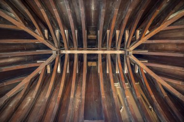 Paris, Fransa - 07: 12: 2025: Tahta yapının alçak açılı görüntüsü spiral kuyu merdiveninin ters dönmüş teknesinin şeklini yansıtıyor