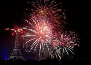 Paris, Fransa - 07: 14 Temmuz 2025: 14 Temmuz havai fişek ateşlendi ve Paris Eyfel Kulesi etrafında insansız hava aracı fırlatıldı