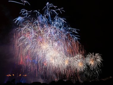 Paris, Fransa - 07: 14 Temmuz 2025: 14 Temmuz havai fişek ateşlendi ve Paris Eyfel Kulesi etrafında insansız hava aracı fırlatıldı