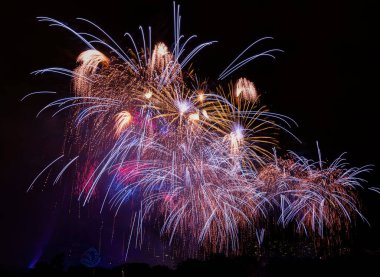 Paris, Fransa - 07: 14 Temmuz 2025: 14 Temmuz havai fişek ateşlendi ve Paris Eyfel Kulesi etrafında insansız hava aracı fırlatıldı