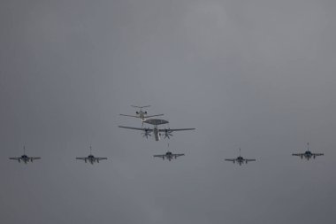 Paris, Fransa - 07: 14 Temmuz 2025: La Defense bölgesi üzerinde uçan askeri uçaklar