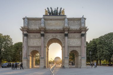 Paris, Fransa - 07 03 2025: Olimpiyat kazanın panoramik manzarası heykeller, dönme dolap ve Tuileries bahçesindeki turistlerle dolu büyük yuvarlak havzaya yerleştirildi