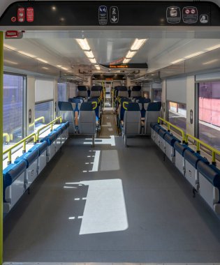 Strasbourg, Fransa - 06: 20 2025: tren istasyonu. Rıhtımdaki tren vagonunun detaylı görüntüsü.