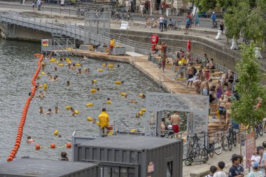Paris, Fransa - 07 19 2025: Sully Köprüsü 'nden Bras Marie' de yaz mevsiminde yüzerken panoramik manzara