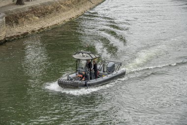 Paris, Fransa - 07 19 2025: Sully Köprüsü 'nden Bras Marie yakınlarında yarı sert bir tekneyle La Seine' de yelken açan su polisleri görüntüsü