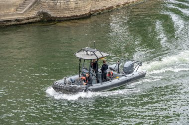 Paris, Fransa - 07 19 2025: Sully Köprüsü 'nden Bras Marie yakınlarında yarı sert bir tekneyle La Seine' de yelken açan su polisleri görüntüsü