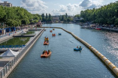Paris, Fransa - 07: 19 2025: Paris Plajı, Bassin de la Villette. Açık yüzme havuzu yakınındaki pedallı botların detaylı görüntüsü ve yazın Paris Sahili boyunca rıhtım boyunca yapılan tesisler.