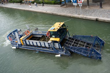 Paris, Fransa - 07 27 27 2025: La Villette Havzası. Kanalda yüzen bir su temizleme teknesinin detaylı görüntüsü