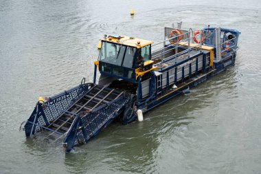 Paris, Fransa - 07 27 27 2025: La Villette Havzası. Kanalda yüzen bir su temizleme teknesinin detaylı görüntüsü