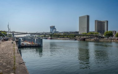 Paris, Fransa - 08: 15: 2025: Bercy rıhtımında yaz mevsiminde yüzerken panoramik manzara