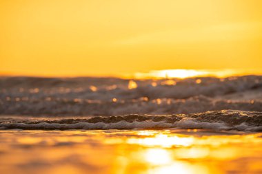 Gün batımında arka plan dalga efektlerinin ayrıntılı görünümü