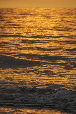 Gün batımında arka plan dalga efektlerinin ayrıntılı görünümü