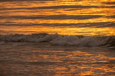 Gün batımında arka plan dalga efektlerinin ayrıntılı görünümü