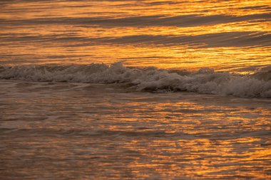 Gün batımında arka plan dalga efektlerinin ayrıntılı görünümü