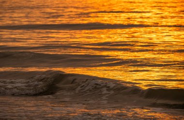 Gün batımında arka plan dalga efektlerinin ayrıntılı görünümü