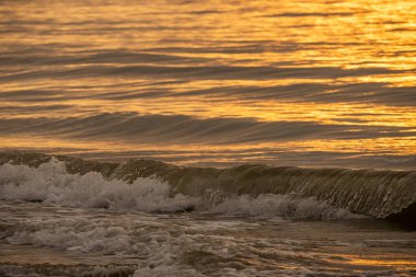 Gün batımında arka plan dalga efektlerinin ayrıntılı görünümü