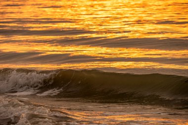 Gün batımında arka plan dalga efektlerinin ayrıntılı görünümü