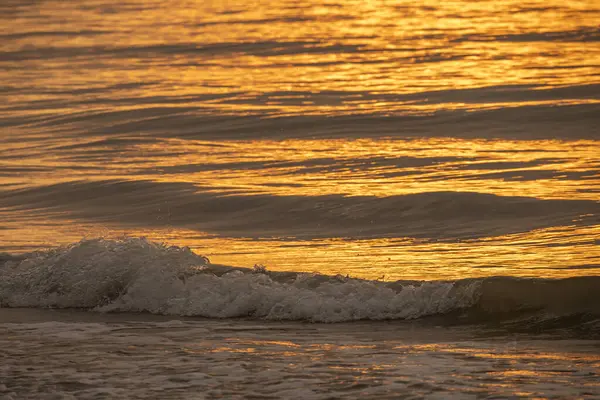 Gün batımında arka plan dalga efektlerinin ayrıntılı görünümü