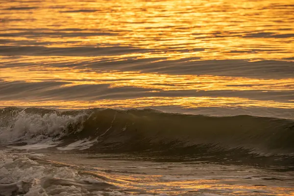 Gün batımında arka plan dalga efektlerinin ayrıntılı görünümü