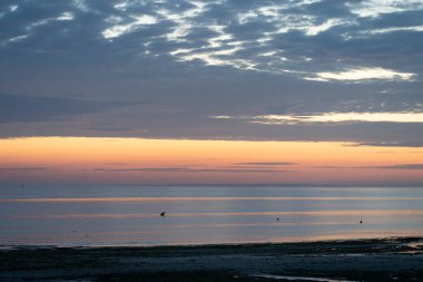 Güneşin doğuşunun panoramik görüntüsü güneşin doğuşundaki renkli ışığın yansımalarıyla