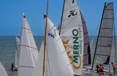 Saint-Aubin-Sur-Mer, Fransa - 08 10 2025: Sahilde renkli yelkenli tekneleri ve yelkenlileri görmek
