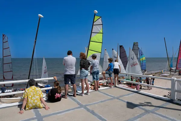 Saint-Aubin-Sur-Mer, Fransa - 08 10 2025: Sahilde renkli yelkenli tekneleri ve yelkenlileri görmek