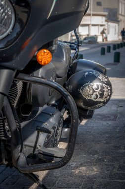 Saint-Aubin-Sur-Mer, Fransa - 08 10 2025: Siyah bir Hint Motosiklet motorunun ayrıntılı görünümü