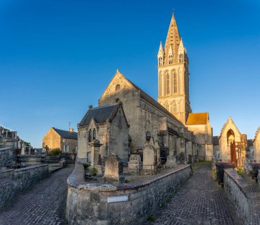 Langrune-Sur-Mer, Fransa - 08 09 2025: Saint-Martin Kilisesi ve mezarlık cephesi