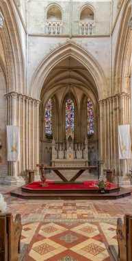 Langrune-Sur-Mer, Fransa - 08 05: 2025: Sunağın panoramik manzarası, asmalar, taş heykeller ve Saint-Martin Kilisesi içindeki vitray pencereleri