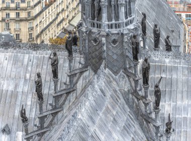 Paris, Fransa - 09: 24 2025 Notre-Dame Katedrali De Paris. Üste anıtsal heykelleri olan kulenin detaylı görüntüsü