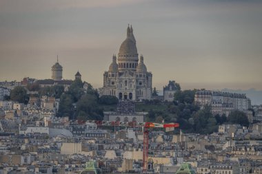 Paris, Fransa - 09: 27: 2025: Sacre-Coeur Bazilikası, Montmartre ve Kuzey Paris 'in günbatımındaki panoramik manzarası