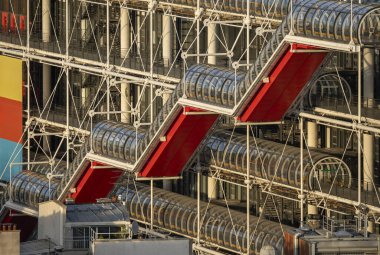 Paris, Fransa - 09: 27: 2025: Pompidou Merkezi ve Paris 'in kuzeyindeki günbatımında panoramik manzara