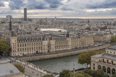 Paris, Fransa - 09: 27 2025: Saint-Jacques Kulesi. Seine Nehri 'nin panoramik manzarası, köprüler, La Conciergerie, Montparnasse Kulesi, La Sainte-Chapelle ve Saint-Sulpice Kilisesi günbatımında