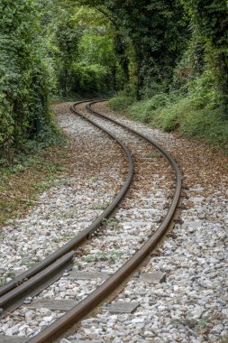 Parktaki tren istasyonuna yakın bir demiryolu hattı görüntüsü.