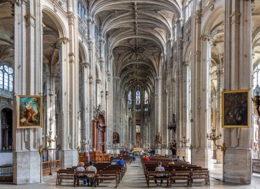 Paris, Fransa - 08 23 2025: Saint-Eustache Kilisesi. Saflık panoramik görünümü, vitray pencereli koridorlar ve arkada apse.