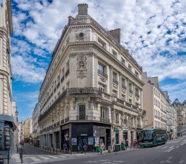 Paris, Fransa - 08: 23: 2025: Her katta heykeller olan tarihi bir Paris binasının görünüşü