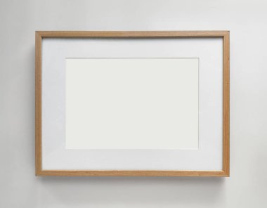 Ahşap fotoğraf çerçevesi A4 boyutunda, Beyaz Fotoğraf Mat, beyaz bir duvarda yatay çizim, ön manzara. Yüksek kalite fotoğraf