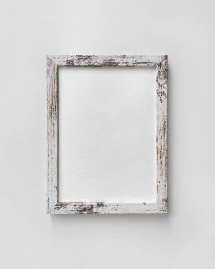 Kabataslak ahşap fotoğraf çerçevesi, beyaz bir duvarda dikey resim, ön manzara şablonu. Yüksek kalite fotoğraf