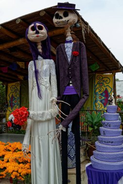 San Diego, California - 2 Kasım 2013 - La Catrina ve El Catrin, San Diego Şehir Tarihi Parkı 'nda Ölüm Günü' nün sembolleri.