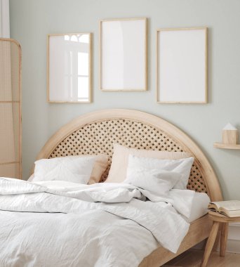 Çocuk odasında doğal ahşap mobilyalarla çerçeve oluşturun.