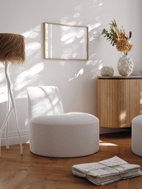 Ahşap çerçeve modeli. İç kısımda sandalye ve vazonun yanında duruyor.